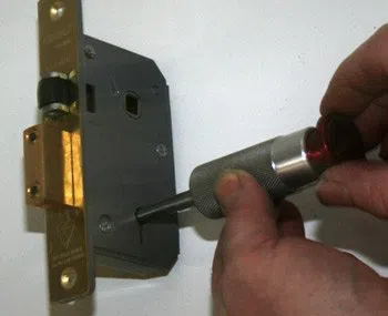 Paterson Locksmith & Key Paterson, NJ 973-864-3148 - 9a-locks-change